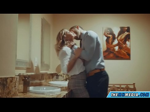 ❤️ Kiam belplena blondulo delogas vin en publika necesejo Belega porno ĉe eo.comicsporn.ru ❤